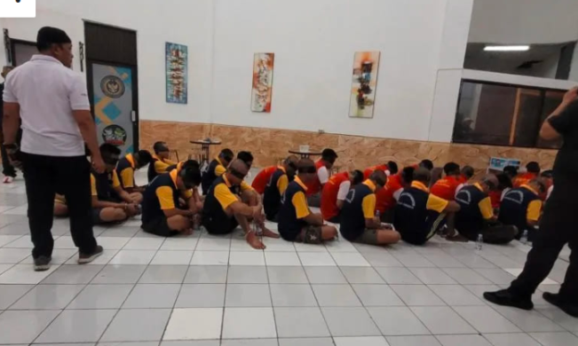 Sebanyak 37 narapidana risiko tinggi dari Jawa Timur dipindahkan ke lembaga pemasyarakatan di Pulau Nusakambangan, Cilacap, Jawa Tengah, Minggu (27/7/2025). (Dok.Ditjen Pemasyarakatan)